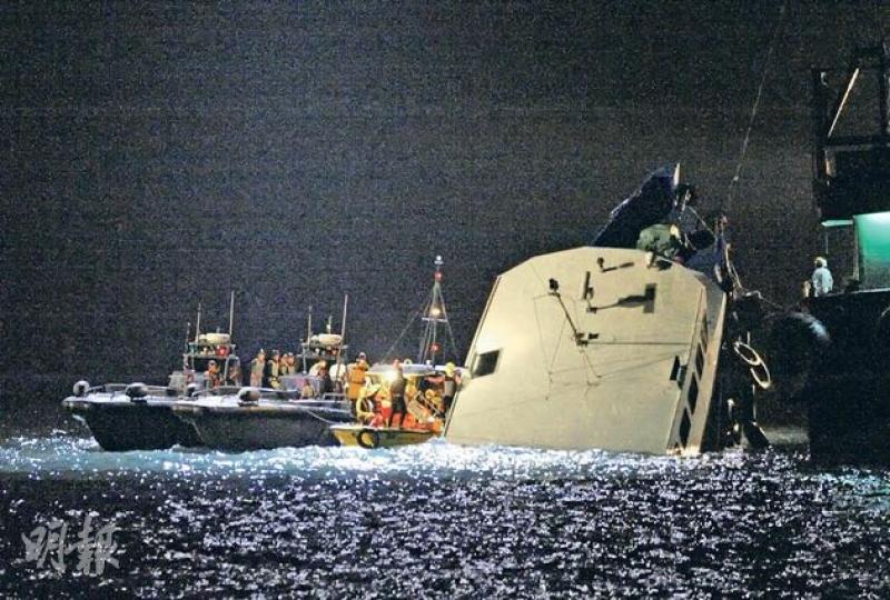 消防蛙人前晚通宵留在榕樹灣意外現場海面，不斷潛入「南丫四號」船艙搜索死者。（鄧宗弘攝）乘搭港燈另一艘船出海的陳小姐，在船上目擊同行友人乘搭的港燈船沉沒，見有大量人在海上等候救援，他們船上各人合力將在沉船游出的18人救起，而懂急救的她為傷者施以急救。（衛永康攝）