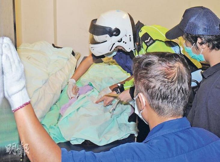 南丫島船難中至少5名死者為小童，包括圖中被布覆蓋的4歲女童。現場消息稱遇害小童多是來不及穿救生衣，但原來海事處指引早已要求煙花觀賞船上的小孩在開船前必須先穿上救生衣，若港燈船船長嚴格執行此指引，部分小童或可逃過大難。（劉焌陶攝）