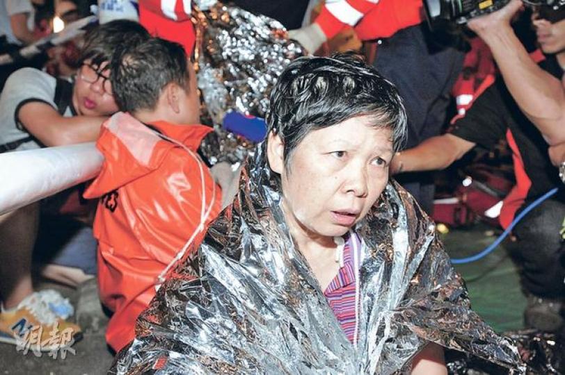司徒女士與兩名妹妹及甥孫一起乘船去看煙火，未料撞船意外，至其細妹及甥孫失蹤，昨日徬徨無奈與親友到殮房，試找親友。（鄧宗弘攝）