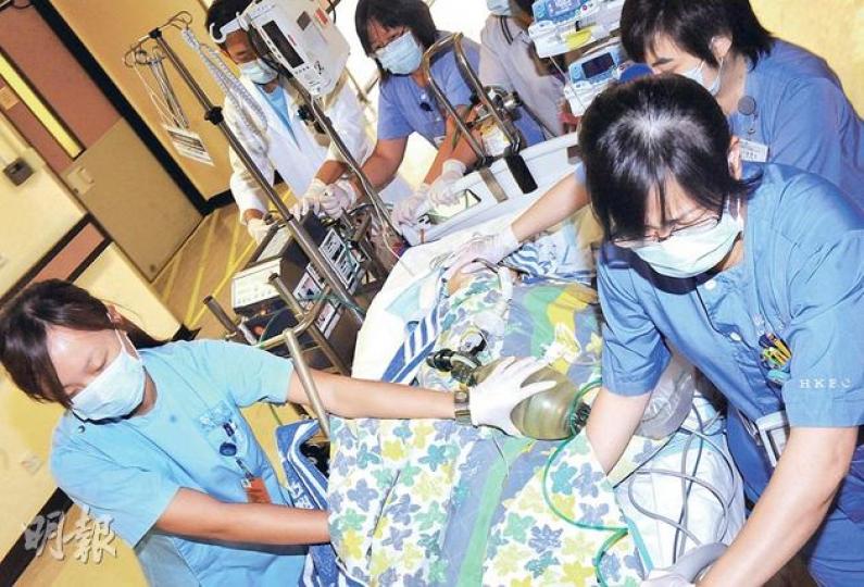 徐家一家四口，在港燈任工程師的好爸爸於海難中身亡，而徐家10歲女兒徐凱盈出現缺氧和內出血，於昨晨被推入手術室搶救，至昨晚無法自行呼吸，要靠呼吸機協助。（劉焌陶攝）