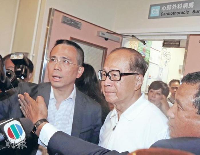 長和系主席李嘉誠（右）昨與長子李澤鉅（左）到瑪麗醫院探望傷者，李嘉誠談及事件時眼泛淚光，表示感到難過，並說整理死傷者名單不容易，港燈同事已盡力協助。（李澤彤攝）港燈的母公司、長江集團總部長江中心昨日下半旗，哀悼慘劇中的死難者。（葉思雅攝）