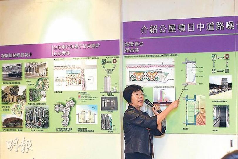 房屋署副署長馮宜萱表示，未來物色市區土地建公屋時，難免會毗鄰繁忙道路，因此會研製不同隔音窗，才可符合不高於70分貝的城市規劃指引，獲批准動工。（李紹昌攝）