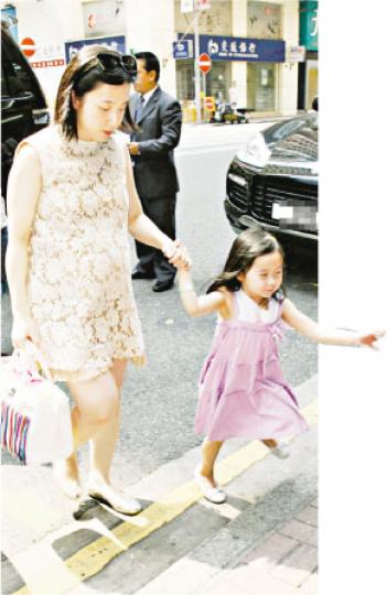 甘比與女兒劉秀樺步伐一致,十分合拍。(攝影/記者:林蘊兒) 甘比與女兒劉秀樺步伐一致,十分合拍。(攝影/記者:林蘊兒)