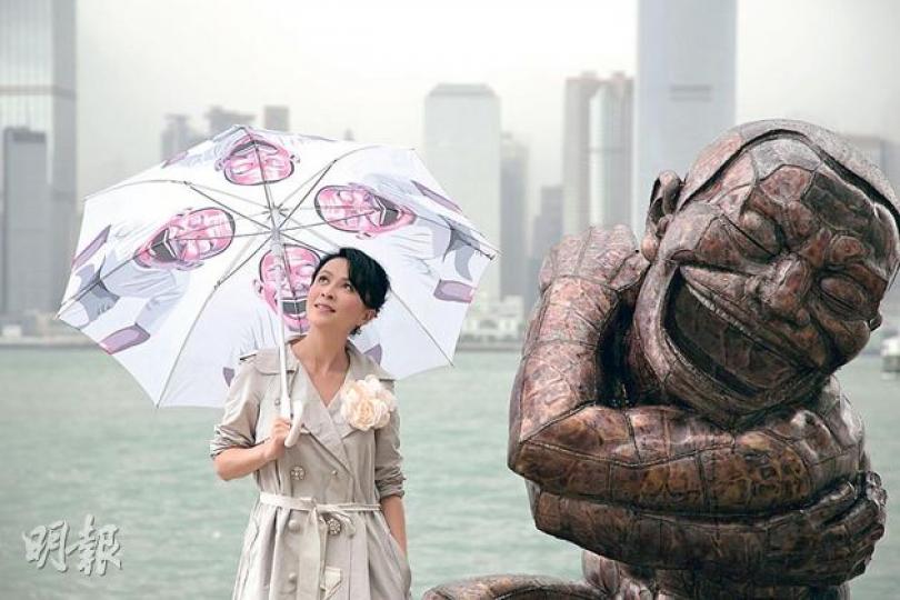 劉嘉玲撐起「傻笑人」雨傘與「傻笑人」雕塑相映成趣。(攝影/記者:葉靜文)林海峰模仿「傻笑人」甫士極神似。(攝影/記者:葉靜文) 劉嘉玲撐起「傻笑人」雨傘與「傻笑人」雕塑相映成趣。(攝影/記者:葉靜文)林海峰模仿「傻笑人」甫士極神似。(攝影/記者:葉靜文)
