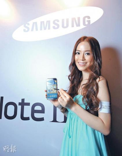 （葉思雅攝）GALAXY Note II（左）體積比SIII大。（葉思雅攝）S Pen觸控筆上設有指令快鍵。（葉思雅攝）Photo Note功能，可於相片「背面」留下手寫備忘，使用方便。（葉思雅攝）單利用S Pen觸控筆已可剪裁相片。（葉思雅攝）透過S Pen可啟動快速指令功能，開啓指定的程式。（葉思雅攝）利用Idea Sketch功能，在屏幕上寫上「心」字，手機即會提供心形圖案，做到文字轉換成圖像的功能。（葉思雅攝）機頂設有3.5mm耳機插槽，機背則有800萬像素相機和LED補光燈。（葉思雅攝