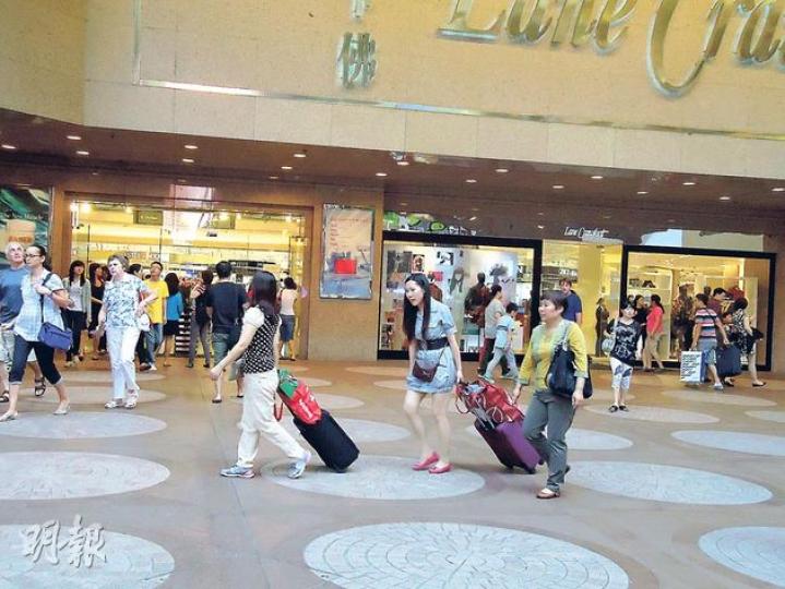 入境處統計數字顯示，十一黃金周頭4天，訪港內地旅客人數僅45.6萬，比去年同期大跌一成，旅遊業議會本預計今年內地訪客有望達到100萬人次，或難以達標。（葉浩霖攝）（明報製圖）