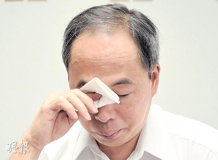 港九小輪控股總經理伍兆緣兩名親屬同因海難過世，她們是一對不足10歲的小姊妹，一家四口現只餘下父母二人。伍兆緣談到此處，不禁悲傷淚下。（葉家豪攝）