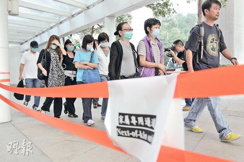 38名海難死者共逾百名家屬，昨日在當局設立的封鎖區內分批到葵涌殮房認屍，場面傷感。（郭慶輝攝）到殮房認屍的姚先生（圖）證實其表妹司徒英及同行姨甥均遇難。（郭慶輝攝）有坐輪椅的死者家屬昨午到葵涌殮房認屍，未知該家屬是否船難傷者之一。（郭慶輝攝）