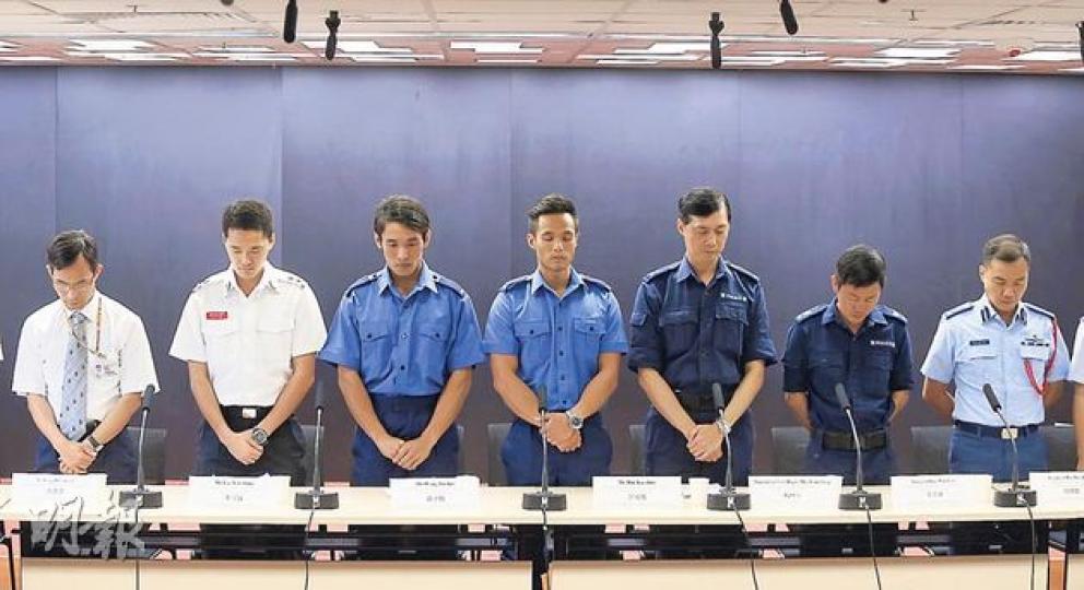 6個參與搜救的政府部門，包括消防處、警務處、醫管局、政府飛行服務隊、醫療輔助隊及聖約翰救傷隊，一同召開記者會，講述搜救過程，各人於記者會前為死難者默哀。（李澤彤攝）