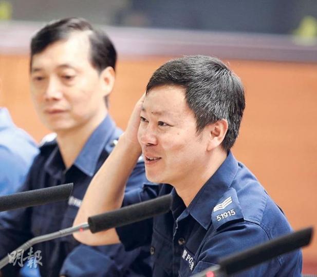 水警警長「草蜢哥」李偉謙（右）憶述，救人期間與同袍阿康均被鐵梯擊中，肋骨折斷。草蜢哥當時額頭受輕傷，但兩人仍繼續拯救被困乘客。圖左為李偉謙的上司、水警南分區指揮官梅林生。（李澤彤攝）