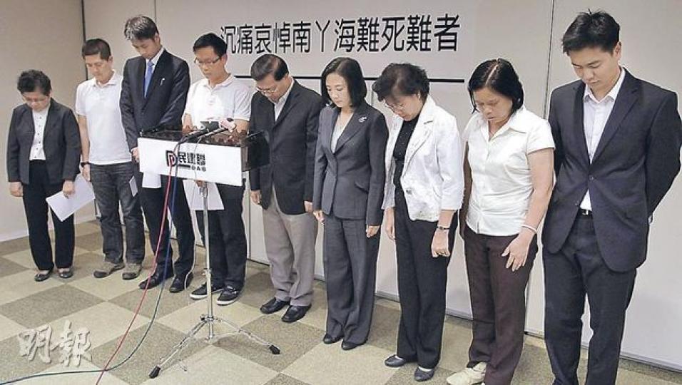 民建聯主席譚耀宗（右五）昨與立法會議員葛珮帆（右四）、陳恒鑌（左四）、何俊賢（左三）及多名離島區議員一同舉行記者會，為死難者默哀。他們要求當局加強宣傳，包括呼籲小童在船上應全程穿上救生衣等。（劉焌陶攝）