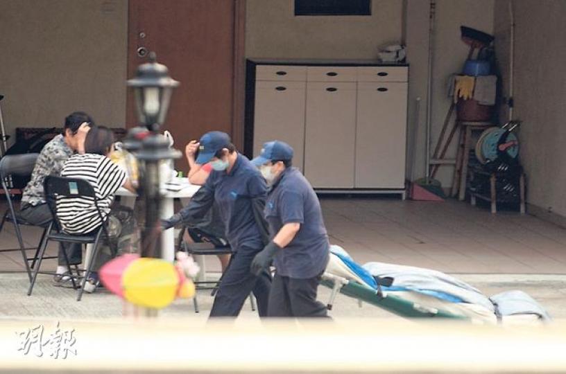 案中疑「被自殺」的印尼籍男傭工屍體，由仵工舁往殮房等候剖屍確定死因。（林智傑攝）元朗豪宅御翠園昨日揭發傷人及懷疑謀殺案件，事後警方封鎖現場深入調查。（林智傑攝）