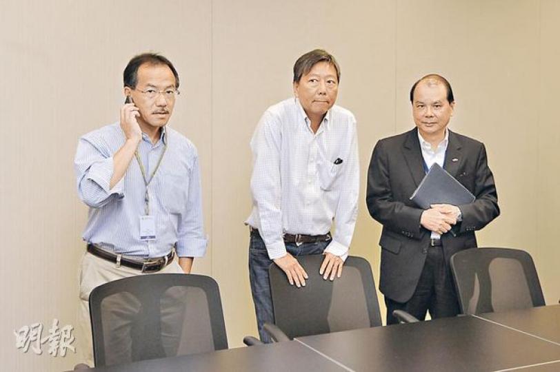 工黨主席李卓人（中）及張超雄（左）昨日就「長者生活津貼」政策與勞工及福利局長張建宗（右）會面，李卓人形容雙方不歡而散，批評張建宗「冇商冇量」，堅拒取消資產申報機制。（陳淑安攝）