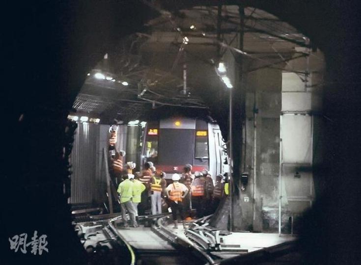 地鐵上環站隧道牆壁有鐵皮塌下擊中列車車頭，令港島線金鐘至上環站服務暫停兩小時，工人接報到場搶修鬆脫的鐵皮。（蔡方山攝）港鐵上環站隧道壁有鐵皮脫落，昨晨上班繁忙時段港島線服務受阻達兩小時，太古站（圖）、北角站都擠滿大量候車乘客，北角站更有4名乘客不適要召救護車送院。 （葉家豪攝）