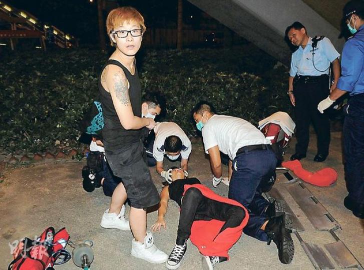 銅鑼灣發生懷疑女同志戀人雙雙跳橋事件，其中一人僅輕傷，事後守候在女友旁邊呵護備至。（蔡方山攝）