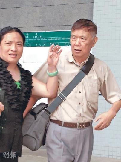 73歲古箏教師陳治國（右）昨被裁定非禮10歲女學生表面證供成立，獲准保釋。（黃建邦攝）