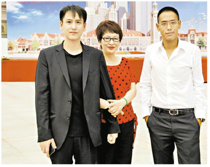 徐楓兩名兒子湯珈鋮（左）與湯子嘉（右）都盡得其真傳，靚仔兼自愛。（微博圖片）林孝賢（左）與妹妹林心兒兄妹感情十分要好。（微博圖片）林建岳（後排中）雖與謝玲玲（後排左）離婚，不過經常會因家庭聚會見面，他們更合力栽培兒子林孝賢（右一）成為接班人。（微博圖片）