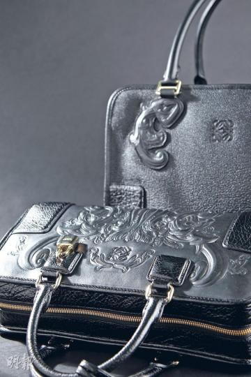 Loewe限量黑色綴浮雕圖案手袋（前）$34,800、（後）$31,800（林俊源攝）