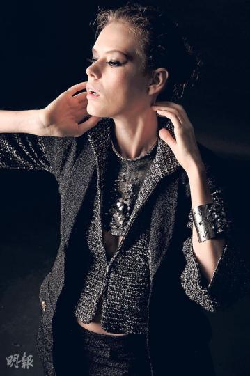 黑白色短身tweed jacket $34,200、黑色背心長外套$53,200、黑色窄腳長褲，未定價、銀色晶石頸鏈$106,400（葉思雅攝）黑色短身tweed jacket $58,400、黑色短裙，未定價、黑色窄腳長褲，未定價、灰色晶石高跟鞋$14,600、藍色手套$8100、閃石花花扣針$6400（葉思雅攝）白色短身tweed jacket $46,700、白色連身裙$50,200、白色窄腳長褲，未定價、銀色晶石手鈪，各$37,300、黑色晶石高跟鞋$14,600（葉思雅攝）藍綠色綴閃片