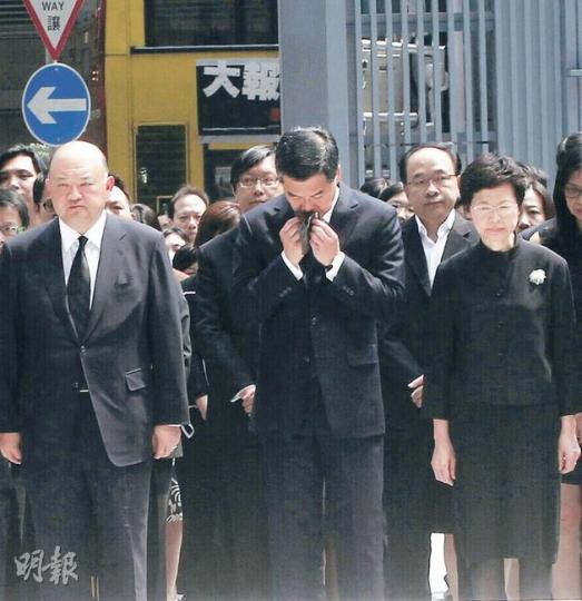 中環往南丫島的渡輪碼頭外，市民寫下心意貼在牆上，願死難者安息。（余俊亮攝） 政府總部與其他政府機關，昨日下半旗，為死難者致哀。（李紹昌攝） 政府高官默哀期間，特首梁振英（左）感觸落淚流涕，從口袋拿出黑手帕拭擦。（李紹昌攝） 港交所昨在交易大堂為死難者舉行默哀儀式。（劉焌陶攝） 南丫島上，一班居民昨日中午為死難者默哀。（余俊亮攝） 有市民帶同孩子簽署弔唁冊，為死難者送上祝福。（李紹昌攝）