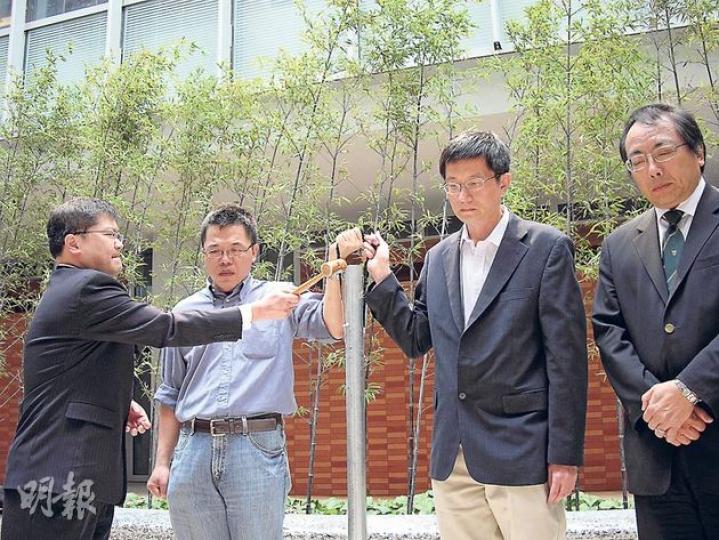 港大工程學院昨午為不幸罹難的畢業生梁家杰和古文昌舉行悼念會，院長田之楠（左一）、港大校長徐立之（右一），輪流每隔30秒敲「鐘」一次，歷時3分鐘，並由曾任教梁的機械工程系助理教授廖俊豪（左二）及曾任教古的機械工程系教授周國榮（右二）負責手持由港大音樂系借出的鐘聲器具（圖）。（周婷攝）在旺角的弔唁處，有一身黑衣黑帽的巿民在簽下悼念詞句後，即念誦妙法蓮華經超度海難死者，神情哀傷。（劉焌陶攝）