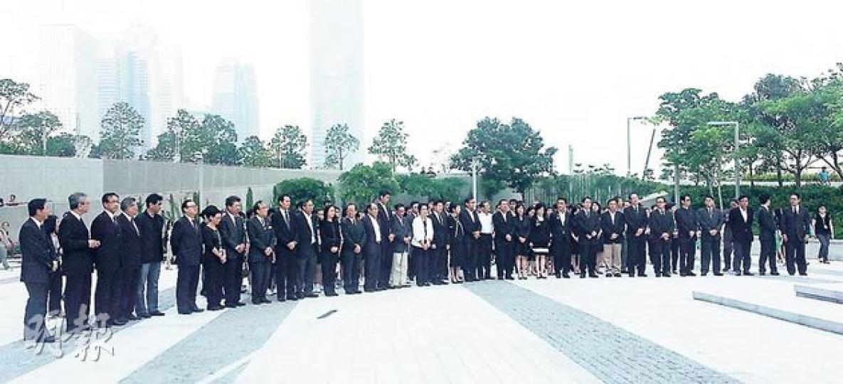 30多名立會議員及百多立會職員及助理，噚日中午喺新秘書長陳維安率領下默哀。（林凱旻攝）