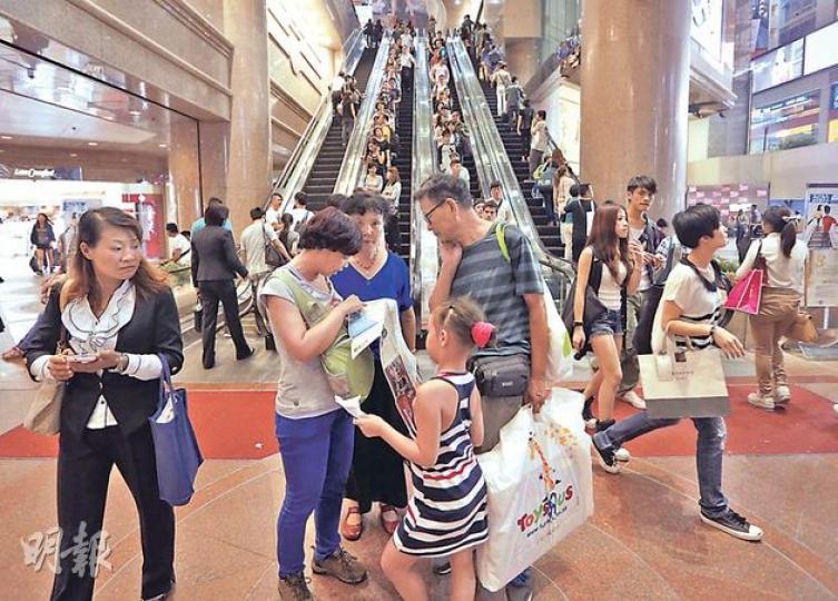 規劃署報告顯示，訪港內地人次過去5年升了82％，相反港人北上消閒的數目同期跌了11％。（李澤彤攝）（明報製圖）（明報製圖）