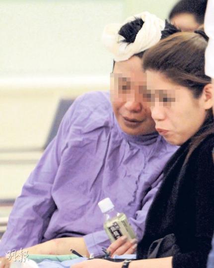 與女子闢室尋歡卻爆發混戰受傷的男事主（紫衣），在醫院內不時與「真女友（右）」傾談，未知是否欲就事件解畫，男事主其後被警方拘捕。（蔡方山攝）