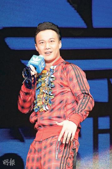 Eason指家裏的錢使極都仲有，力撐太太徐濠縈被指亂花費。（攝影﹕孫華中、梁迺楠）昨日8歲生日的康堤，獲到來接放學的媽咪徐濠縈吻賀。（攝影﹕孫華中、梁迺楠）彭羚昨日接女兒放學，碰到徐濠縈有傾有講。（攝影﹕孫華中、梁迺楠）
