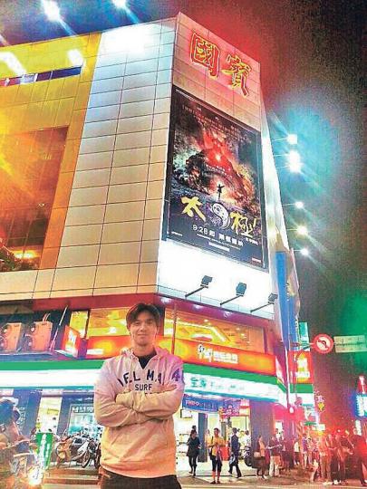 馮德倫的新片在內地票房報捷，舒淇不避嫌在微博以拍手掌公仔回應。（微博圖片）