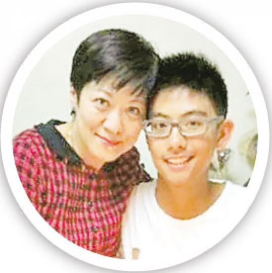 斑斑讓兒子為父親盡孝道，送別最後一程。（微博圖片）