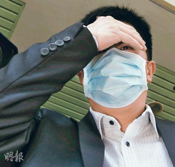 被告梁肇榮（圖），昨匆匆離開法院，登上友人的私家車離去。該車為避傳媒追訪，不顧有途人準備過馬路而「衝紅燈」，險象環生。（李紹昌攝） 面容憔悴的被告鄧貴文（圖），沒有評論對上訴是否有信心，僅稱目前仍需再與律師商討。（李紹昌攝）