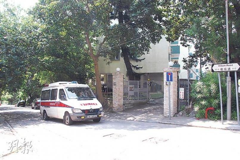衛信道12A一市值逾2000萬豪宅遭疑賊人爬牆再從窗戶潛入爆竊，警員接報到場調查。(雲錦鋒攝)
