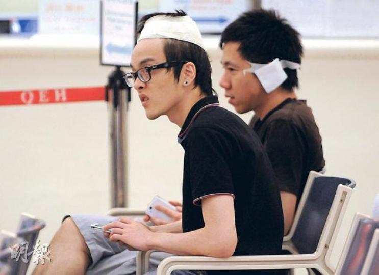 黃大仙竹園邨商場前晚有索K男以玻璃樽連環襲擊3名途人，其中兩名頭部及左耳受傷的受害人先後被送院救治，索K男則被多名警員合力拘捕。（蔡方山攝）