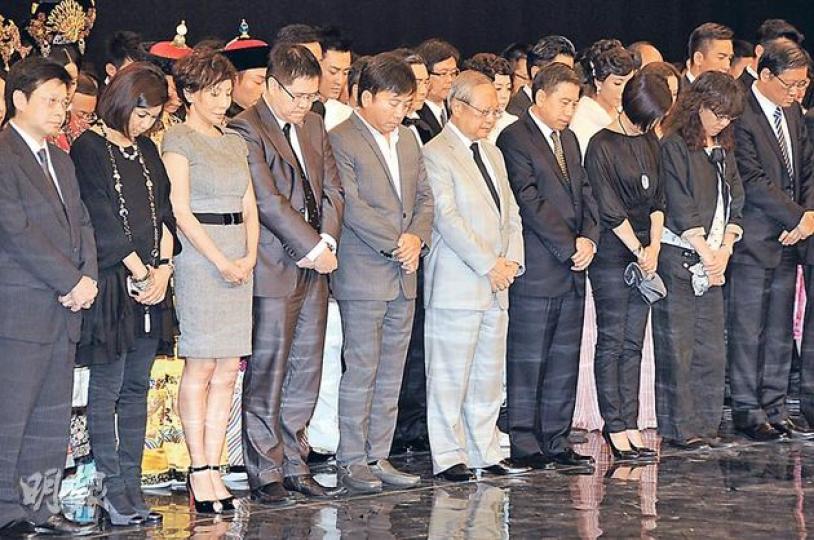 無綫老闆陳國強（左五）聯同行政人員及逾百藝員，為撞船慘劇死難者默哀3分鐘。（攝影：孫華中）