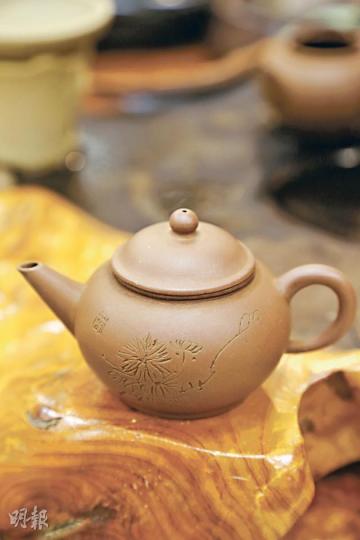 紫砂茶壺是好茶者愛用的茶壺，原料為紫砂泥，因其氣孔微細，密度高，用來泡茶，不失原味，香不渙散。（李佩雯攝）