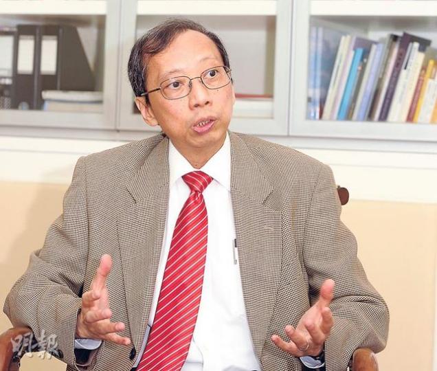 嶺大社區學院、持續進修學院早前被揭發在沒有足夠課室的情况下，超額收生近倍，被迫削減學生本學期一成課時，以騰出足夠課室容納學生。嶺大校長陳玉樹承認兩間學院「管理上有問題」，就此向受影響學生致歉，承諾若查明後發現有人失職，不排除採取包括解僱在內的「任何行動」。（葉思雅攝）