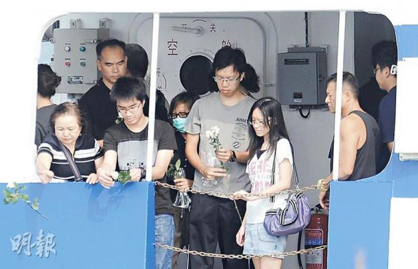 部分死難者家屬代表，在20名法師陪同下，前往海難現場進行法事，有家屬將鮮花投放入海，哀悼逝世親人。（鄧宗弘攝）約50人昨晚響應網上呼籲，到政府總部外燃起39個燭台默哀，又向紀律部隊送上感謝信，保安局派代表接收。（ 鄧宗弘攝）