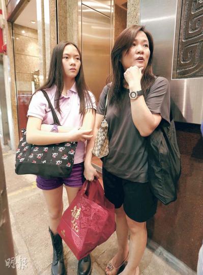 食客黃女士（右）笑言對招牌燒鵝情有獨鍾，十多歲的女兒（左）「由細食到大」。（李澤彤攝）