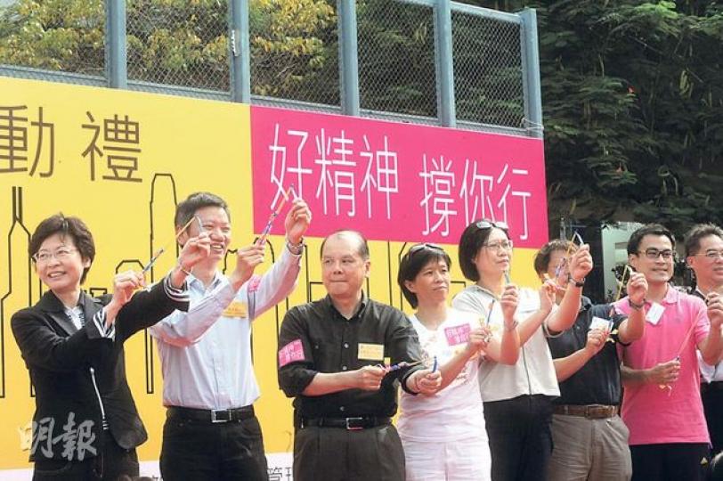 政務司長林鄭月娥（左一）、勞福局長張建宗（左三）噚日出席「精神健康月」活動時身穿素色衣服，唯獨工聯會新丁議員郭偉強（右二）就著咗件粉紅色衫，喺一片素色中「突圍而出」。（尹錦恩攝）