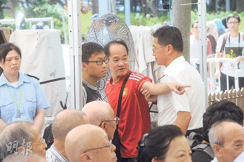 黃之鋒噚日出席《城市論壇》畀維園阿叔圍攻辱罵，其中一人（紅衣者）仲不停以粗口鬧之鋒，最終主持謝志峰趕佢出場。（尹錦恩攝）