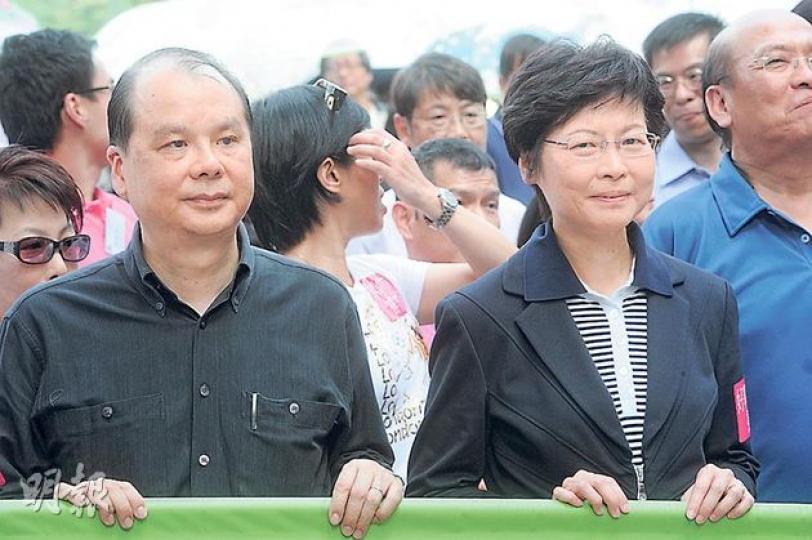 政務司長林鄭月娥（右）和勞工及福利局長張建宗（左），昨日出席公開活動後一同會見記者，回應長者生活津貼爭議。（尹錦恩攝）