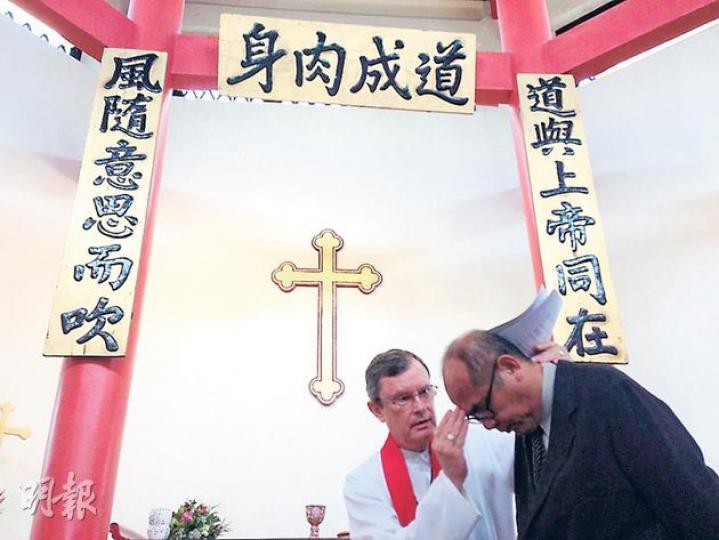 岑建勳前日在沙田道風山教堂受浸。（微博圖片）岑建勳前妻謝寧（左三）見證受浸，並與陳法蓉、蔡少芬、毛舜筠及韓馬利出席。（微博圖片）