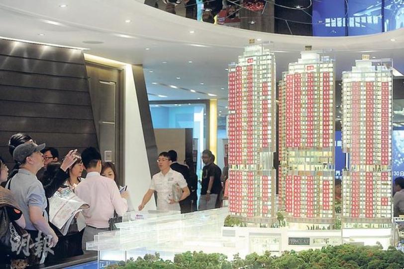 新盤銷情暢旺，5個新盤於不足1個月內共售出逾1536伙，套現逾122.2億元，其中又以新地屯門瓏門最為矚目，已售出九成單位。 （尹錦恩攝）