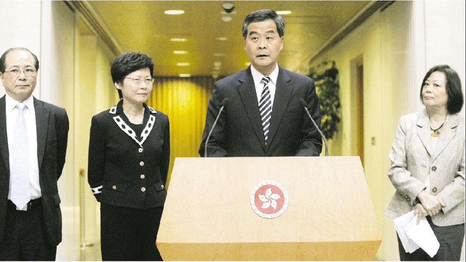 行政長官梁振英（右二）昨接納開展國教科委員會建議，正式宣布政府擱置國教科課程指引，未來不會重推官方、規範性課程指引，但不會撤科。右一為開展國教科委員會主席胡紅玉，左一為教育局長吳克儉，左二為政務司長林鄭月娥。（余俊亮攝）經歷3個月抗爭，民間反對國教科大聯盟終於迫使政府讓步擱置課程指引。大聯盟昨在政府公布擱置指引後召開記者會，表示對政府的決定「收貨」。會上，家長關注組發起人陳惜姿（前排右一）、教協副會長黃克廉（前排右二）及學民思潮召集人黃之鋒（前排左二）都露出歡顏。（余俊亮攝）