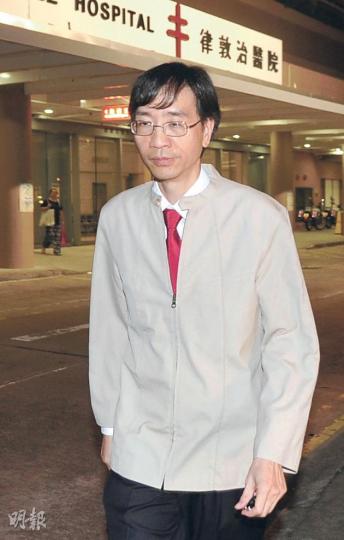 港大微生物學系教授袁國勇正助查DG美容集團事件，昨黃昏更到灣仔律敦治醫院，了解曾接受「DR-CIK療化」而仍留院的病人狀况，但他以病人私隱為由不肯透露調查詳情。（衛永康攝）（明報製圖）