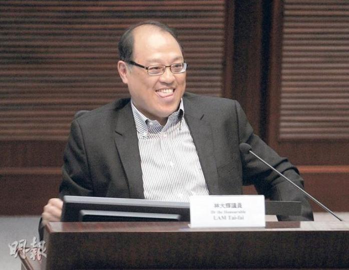 立法會聽日選主席，噚日舉行論壇，建制派林大輝笑笑口質疑民建聯曾鈺成同特首梁振英一樣，都係同中央關係密切，真係估佢唔到。（余俊亮攝）