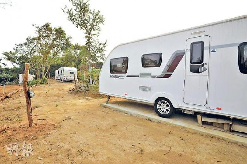 大嶼山南部水口灣一幅約2公頃的林地遭夷平，引入了4部外國旅行露營車，每輛車旁邊安裝了分體式冷氣機。（葉家豪攝）大嶼山水口灣一幅面積約2公頃的林地遭夷平，旁邊放了被砍樹幹，粗略估計有百多棵。（葉家豪攝）