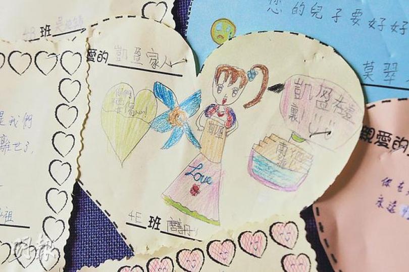 海難10歲死者徐凱盈生前就讀馬頭涌官立小學，校方發起寫心意卡活動，逾百學生以文字或繪畫表達對凱盈的懷念，圖中四年級學生便安慰凱盈的家人。（邱雅錡攝）