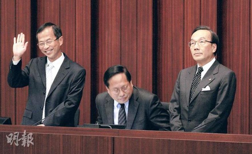 立法會明日選主席，昨日安排選舉論壇，論壇由何俊仁（中）任主持，參選者曾鈺成（左）及梁家傑（右）一起接受議員質詢。（余俊亮攝）